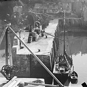 Harbour, Polperro, Cornwall. Late 1800s / early 1900s