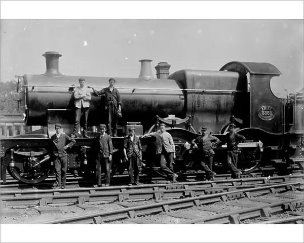 GWR (4-4-0) Bulldog SWIFT (3350) with men posed in front. Between 1900-1912