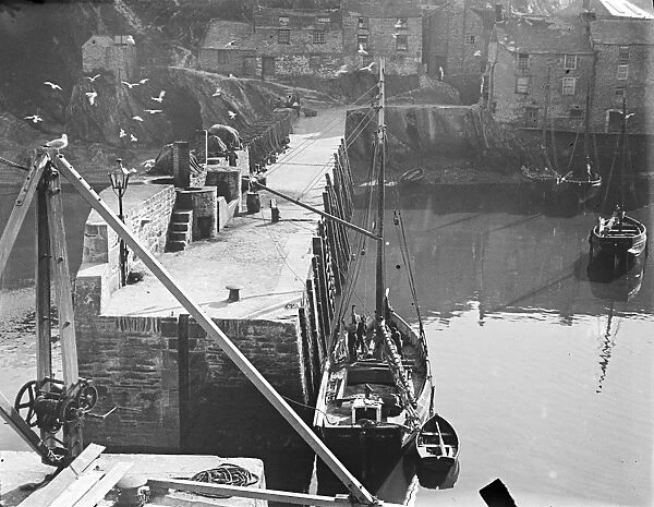 Harbour, Polperro, Cornwall. Late 1800s / early 1900s