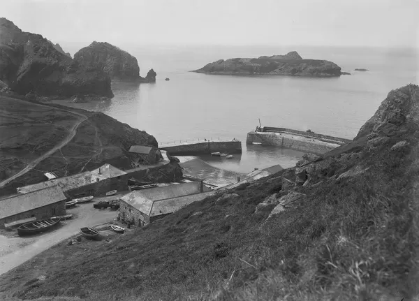 Mullion Harbour, Mullion Cove (Porth Mellin), Mullion, Cornwall. Probably early 1900s