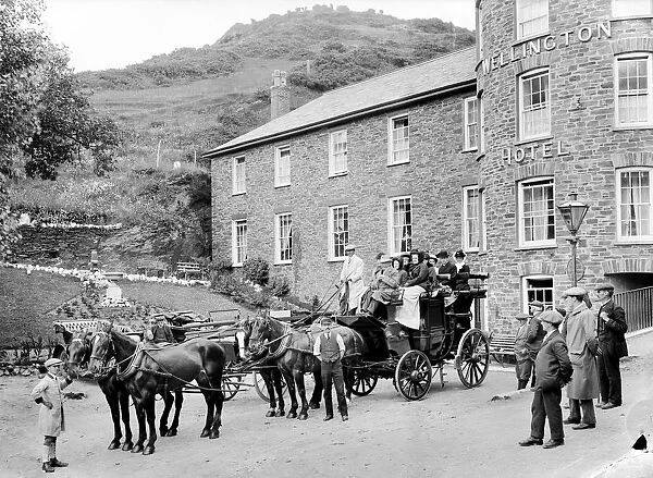 Stagecoach outside the Wellington Hotel, Boscastle, Cornwall. July 1913
