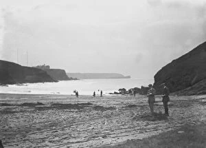 Mullion Collection: A distant view of two Marconi wireless towers and the Poldhu Hotel, Poldhu, Mullion, Cornwall