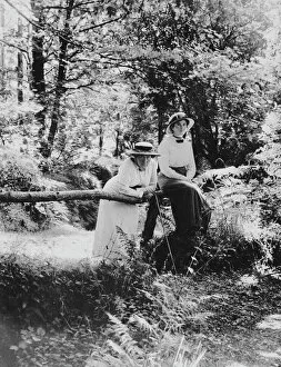 Images Dated 25th March 2019: Edith and Annie Mitchell in the woods, Luxulyan, Cornwall. 1914