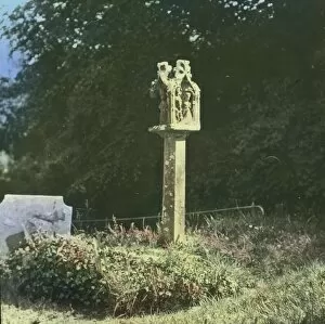 St Mawgan in Pydar Collection: Lantern Cross, St Mawgan in Pydar, Cornwall. Around 1925