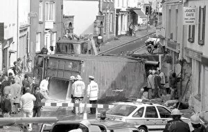 Images Dated 8th February 2018: Lorry crash, Lostwithiel, Cornwall. September 1990