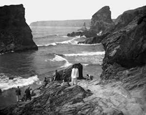 Images Dated 8th February 2018: A party of people at Bedruthan Steps, St Eval, Cornwall. 1910-1920