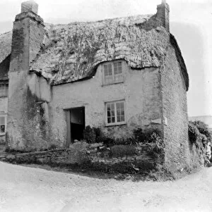 St Mawes Collection: Thatched cottage Bohilla, St Mawes, Cornwall. Before 1914