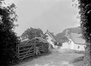 Mawnan Collection: Thatched cottages, Durgan, Mawnan, Cornwall. Date unknown but probably early 1900s
