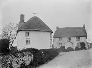 Veryan Collection: Thatched round house with a cross, Veryan Green, Veryan, Cornwall. 1910
