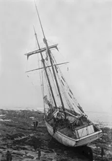 Ships Collection: Wreck of the Loustic, Gyllyngvase Beach, Falmouth, Cornwall. January 1936